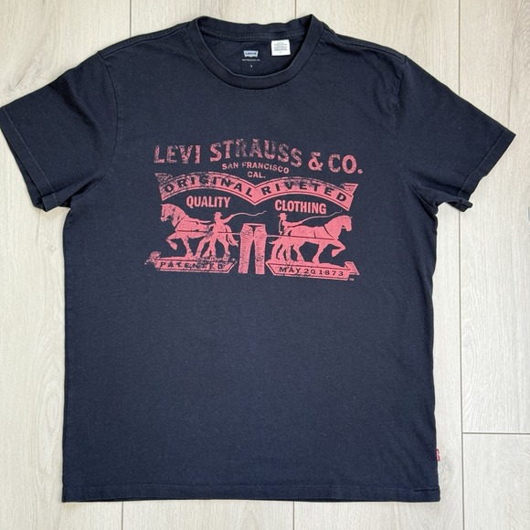 Levi's Black Graphic T-Shirt Men's L Red Logo Two Horse Print Crew Tee Madagasca - Picture 1 of 8